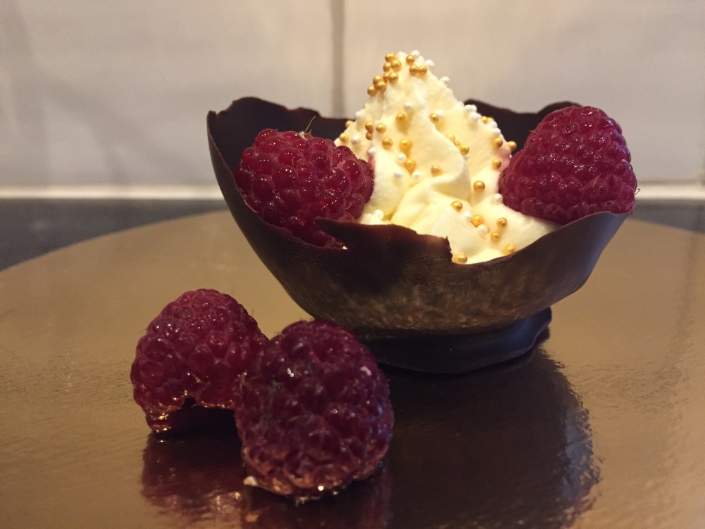 Lyxig vit chokladmousse i mörk choklad&nbsp;skål